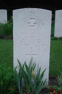 Bergen-Op-Zoom War Cemetery - Holt, Kenneth