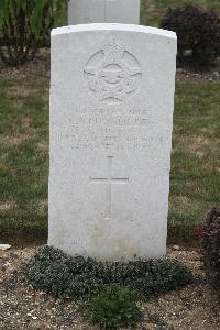 Choloy War Cemetery - Boomer, Kenneth Arthur