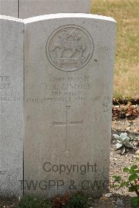 St. Sever Cemetery Extension Rouen - Lincoln, Laurence Robert