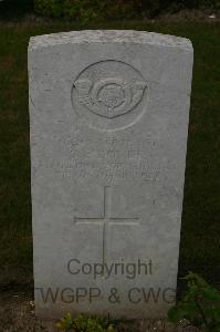 Templeux-Le-Guerard British Cemetery - Dover, S F