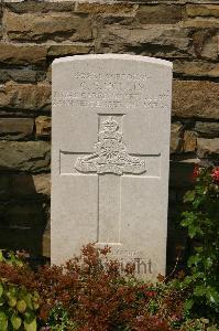 Templeux-Le-Guerard British Cemetery - Hollis, G E