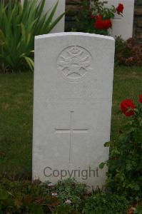 Templeux-Le-Guerard British Cemetery - Linford, T