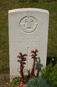 Templeux-Le-Guerard British Cemetery - Maidment, Clifford