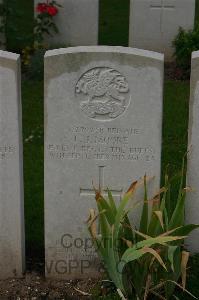 Templeux-Le-Guerard British Cemetery - Moore, F J