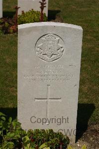 Templeux-Le-Guerard British Cemetery - Peters, R