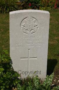 Templeux-Le-Guerard British Cemetery - Watson, J J