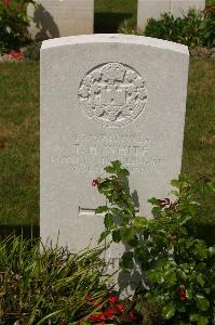 Templeux-Le-Guerard British Cemetery - White, T H