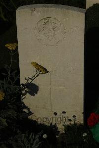 Vermelles British Cemetery - Becket, J