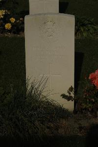 Vermelles British Cemetery - Bond, F