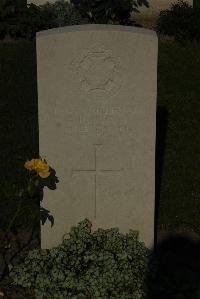 Vermelles British Cemetery - Cox, H