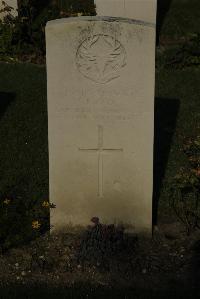 Vermelles British Cemetery - Cox, J