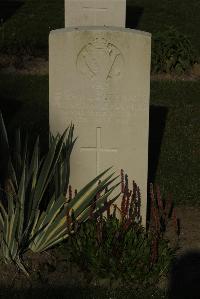 Vermelles British Cemetery - Giles, Victor Marshall