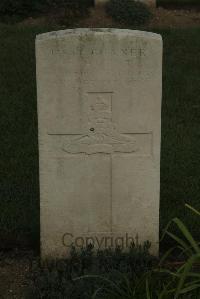 Vermelles British Cemetery - Hoult, P