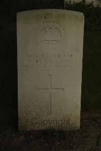 Vermelles British Cemetery - Lewis, R