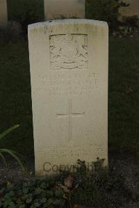 Vermelles British Cemetery - Moorcroft, R