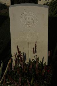 Vermelles British Cemetery - Quilter, J T