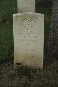 Vermelles British Cemetery - Reynolds, L