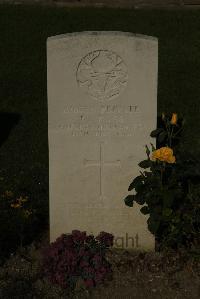 Vermelles British Cemetery - Ross, P