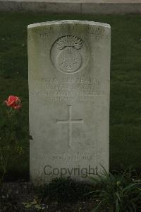 Vermelles British Cemetery - Wallace, R