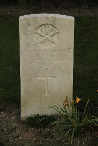 Vermelles British Cemetery - Young, R