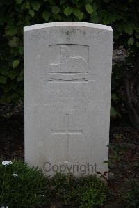 Wancourt British Cemetery - Young, F