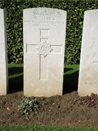 Warloy-Baillon Communal Cemetery Extension - Farmer, R
