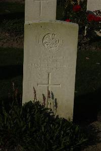 Messines Ridge British Cemetery - Raynes, J