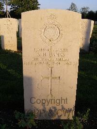 Minturno War Cemetery - Banks, Stanley Harold