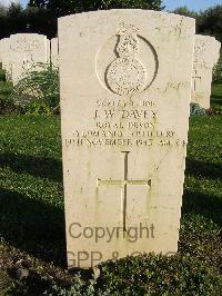 Minturno War Cemetery - Davey, John William