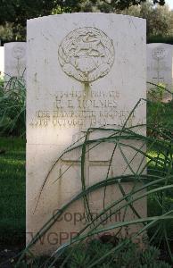 Minturno War Cemetery - Holmes, Ronald Ernest