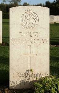 Minturno War Cemetery - Hook, Cyril John