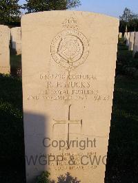 Minturno War Cemetery - Hucks, Robert Frederick