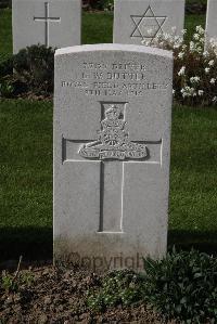 Perth Cemetery (China Wall) - Buttle, G W