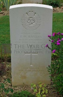 Rennes Eastern Communal Cemetery - BAYLISS, ERNEST WILLIAM