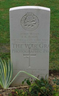 Rennes Eastern Communal Cemetery - DAVIS, ERNEST ROBERT