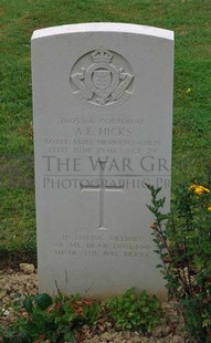 Rennes Eastern Communal Cemetery - HICKS, ALBERT ERNEST