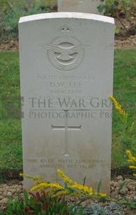 Rennes Eastern Communal Cemetery - LEE, DONALD WILLIAM
