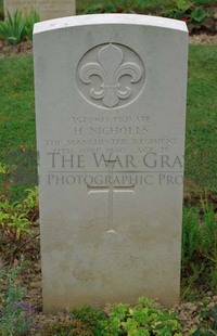 Rennes Eastern Communal Cemetery - NICHOLLS, HAROLD