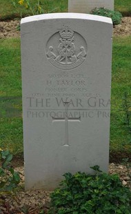 Rennes Eastern Communal Cemetery - TAYLOR, HARRY