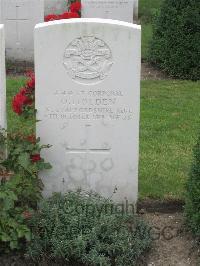 Strand Military Cemetery - Holden, Oswald