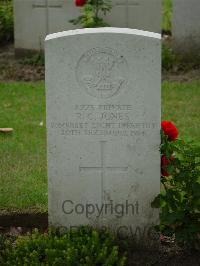 Strand Military Cemetery - Jones, R C