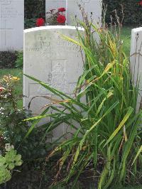 Strand Military Cemetery - Jones, R L