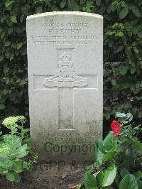 Strand Military Cemetery - Penny, F