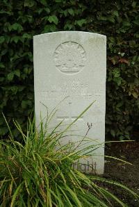 Strand Military Cemetery - Roberts, Leslie