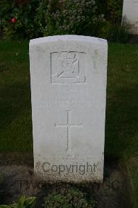 Dozinghem Military Cemetery - Cross, Edward