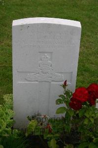 Dozinghem Military Cemetery - Hollick, R