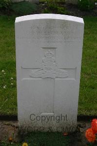 Dozinghem Military Cemetery - Millichamp, F