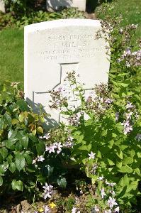 Dozinghem Military Cemetery - Mills, F