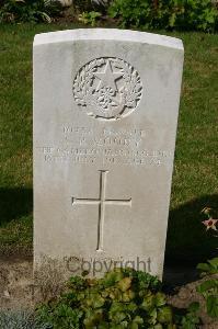 Dozinghem Military Cemetery - Moody, G R