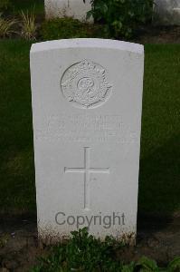 Dozinghem Military Cemetery - Moorhead, George Douglas
